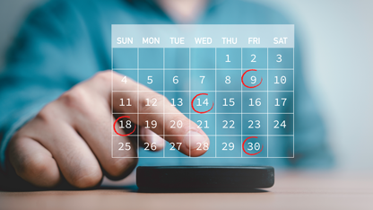 Primo piano di una mano che digita su uno smartphone appoggiato a un tavolo, in sovraimpressione l'immagine decorativa in trasparenza di un calendario con alcuni giorni cerchiati in rosso